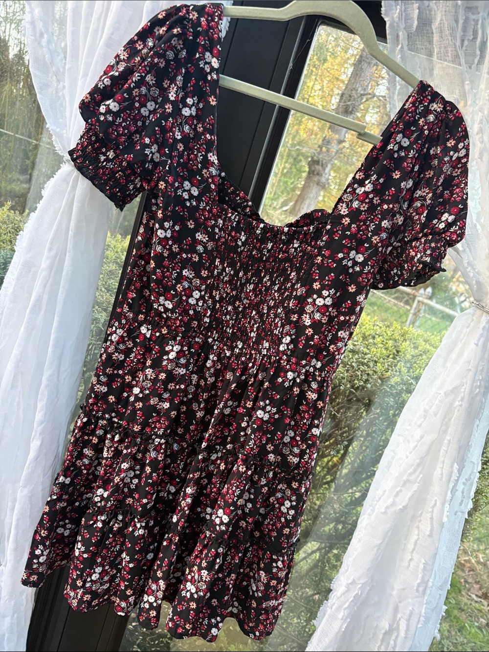 Floral Puff-Sleeve Tiered Mini Dress in Black and Red - Picture 5 of 6